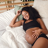 Lächelnde schwangere Frau,