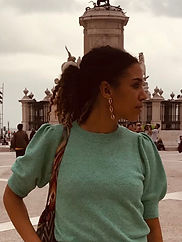 Cliente portant les boucles d'oreilles KAZAADI 3 cauris