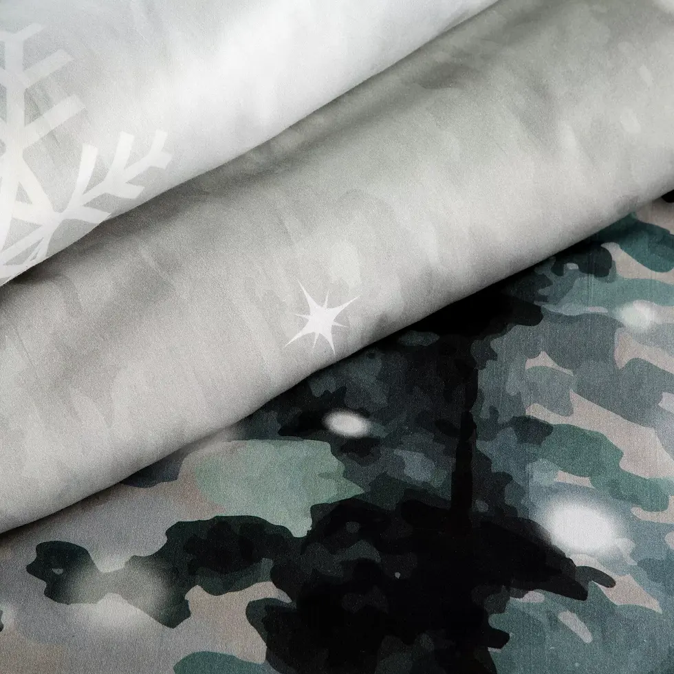 Miniaturbild: Weihnachtliches Bettwäscheset mit einem winterlichen Waldlandschaftsmotiv.