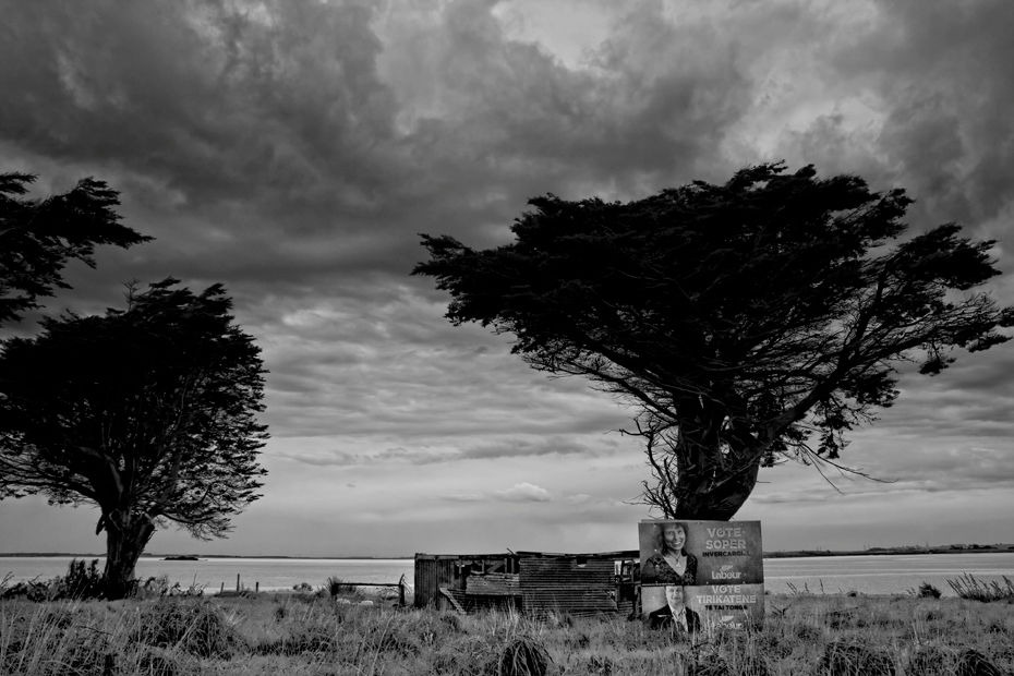 voting shed B&W