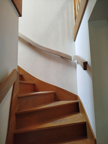 Main courante en chêne massif, suivant la courbe du limon
By Camille Guilbaud Ebénisterie