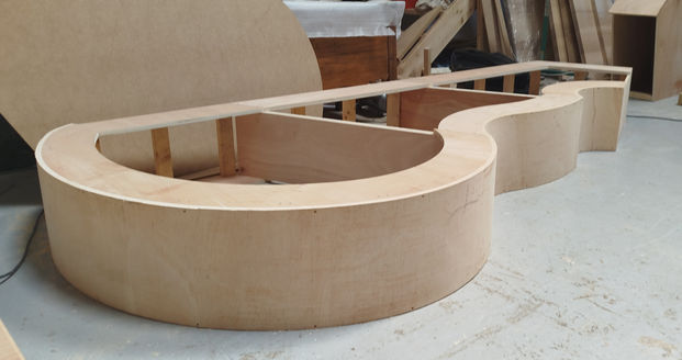 Banquette d'angle sur-mesure, tout en arrondis. Niches en noyer massif
By Camille Guilbaud Ebénisterie