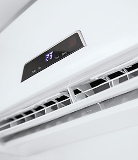 Moderne Klimaanlage mit digitaler Temperaturanzeige – energieeffiziente Kühl- und Heizlösung für Wohn- und Gewerberäume.