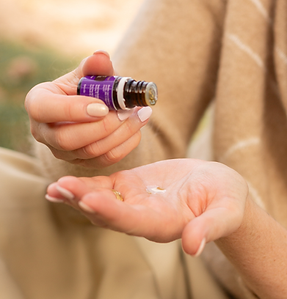 Druppel essentiële olie op hand