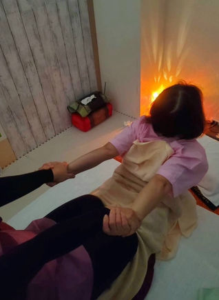 大阪府大阪市淀川区西中島タイ古式マッサージ カルナ Karunaのセラピストによってタイ古式マッサージやアロマオイルマッサージの特徴は変わります。伝統マッサージ選びのコツは、自分に合うタイ人女性セラピストを見つけるこれに尽きます。