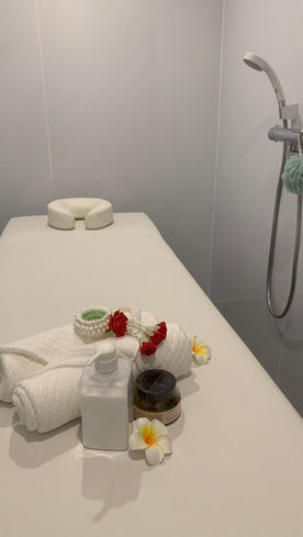 浅草にあるルンルアン ロータス 浅草駅前（Lotus Asakusa Ekimae Thai Massage）では、本場タイの技術によるタイ古式マッサージをはじめ、アロマオイルマッサージとスポーツマッサージとスウェディッシュとバリマッサージをご提供しております。心と体を癒す落ち着いたリラックス空間で、日頃の疲れをゆっくりとほぐします。浅草駅から徒歩1分
