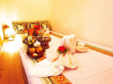 Bua Sai Thai Massage Tokyo Chuo-ku Tsukiji - Ginza Aroma oil Massage Foot massage ブアサイ タイ古式マッサージ 東京都 中央区 築地 銀座 アロマオイルマッサージ therapist セラピスト