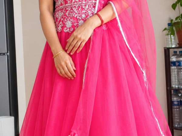 பிங்க் நிற எம்பிராய்டரி அனார்கலி ஆடை