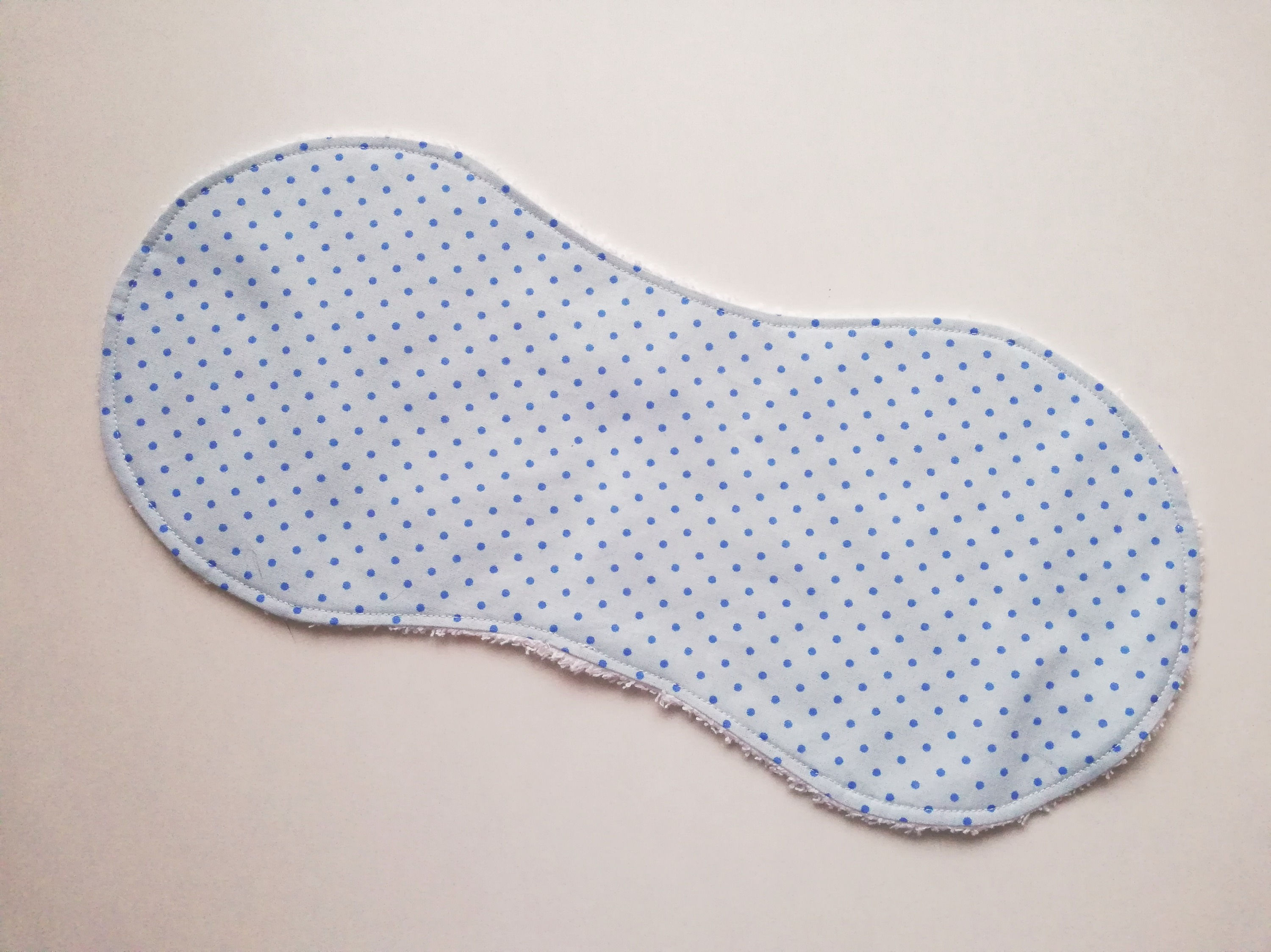 Spucktuch ergonomisch hellblau/weiß mit Punkte blau