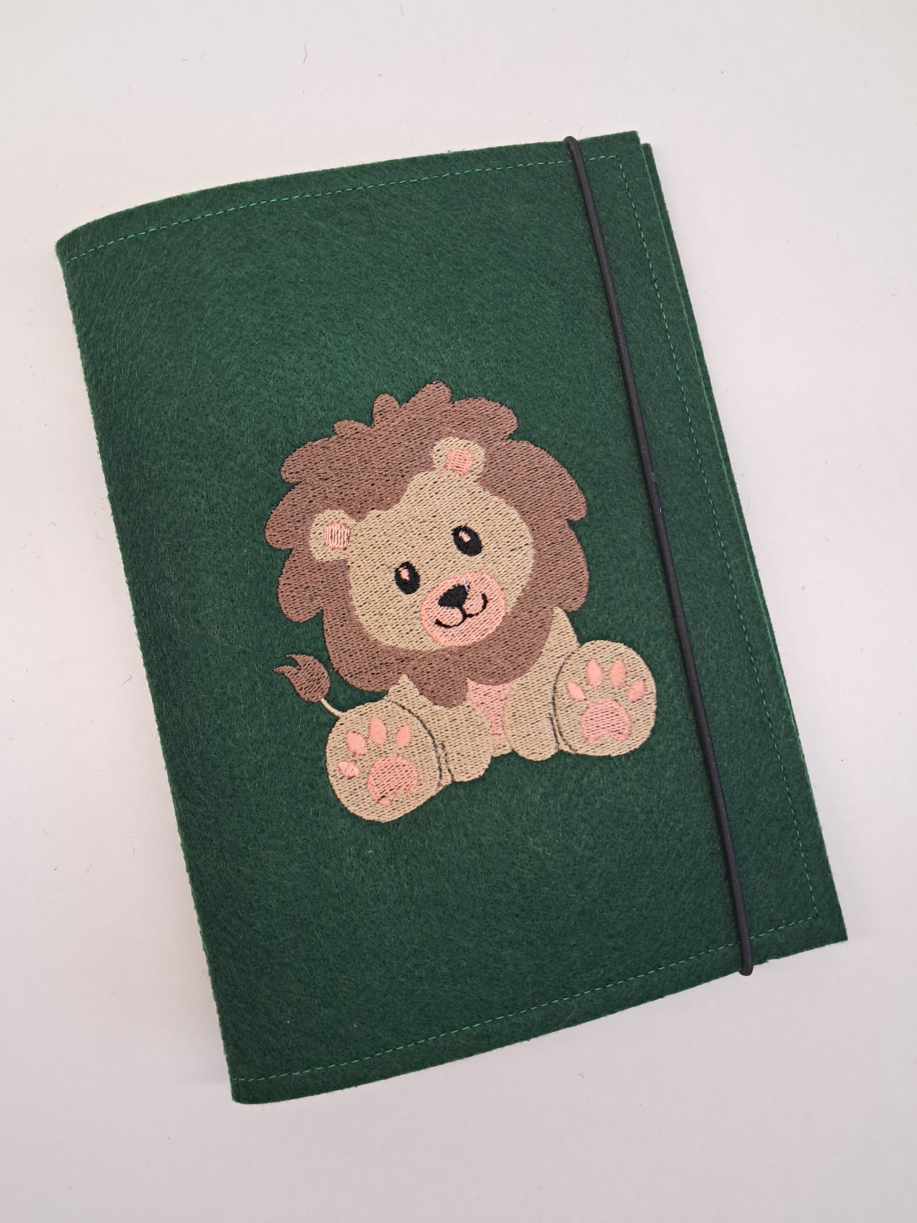 Mutterpasshülle Filz grün mit Löwe