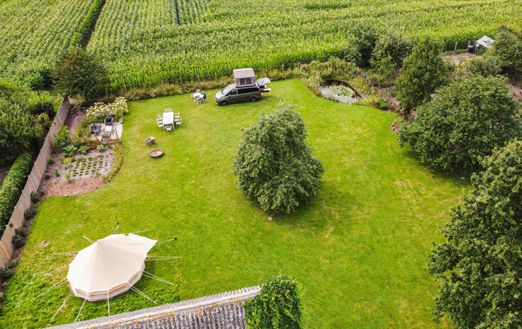 Tuin van uit de lucht.jpg