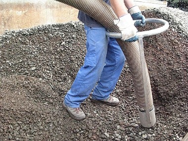 Schlacke sowie Kies von Ihrem Flachdach absaugen durch uns