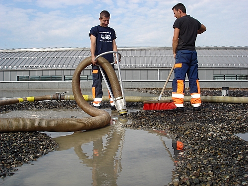 Schlacke sowie Kies von Ihrem Flachdach absaugen durch uns
