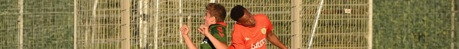 Zwei Spieler im Zweikampf - Manndeckung