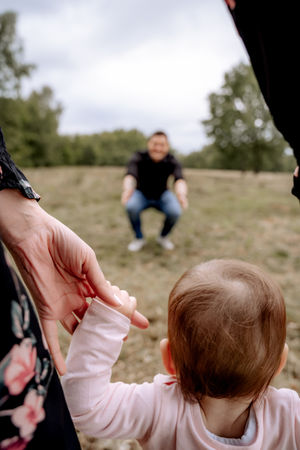 Fotoshooting in der Nähe von Syke. Familie auf einem Feld. Tochter läut zu Papa.