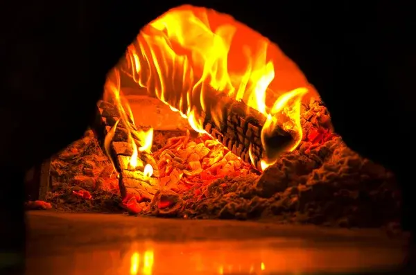 depositphotos_8538033-stock-photo-fire-in-a-pizza-oven.jpg
