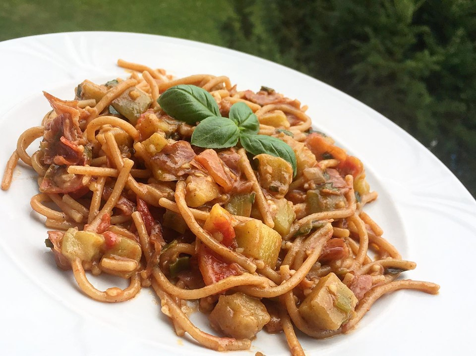 Pasta mit Auberginen-Tomaten-Sauce (Low Carb) Pasta mit Auberginen-Tomaten-Sauce (Low Carb)