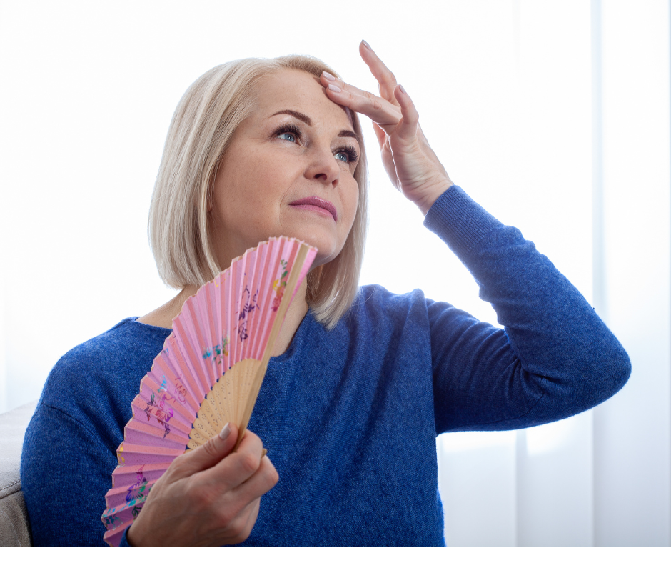 mulher sentindo calor, um dos sintomas da menopausa