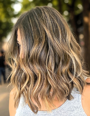 Gorgeous Wavy Brunet with Hi-lites
