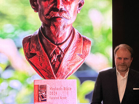 Die Alte Schule erhält die Maybach Büste der Automobilhistorischen Gesellschaft