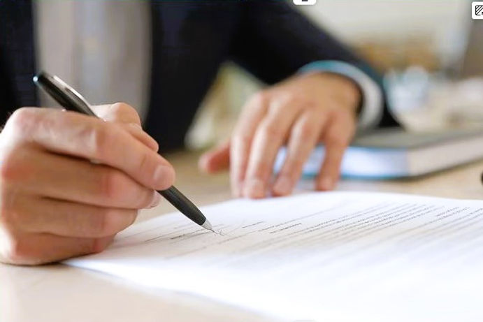 Scottsdale Arizona business broker advising owner on selling a business.JPG