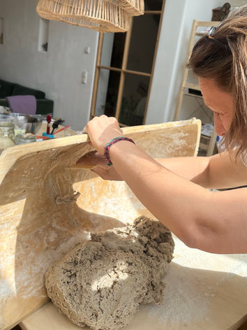 Roggensauerteig wird aus großem Holztrog auf Tisch gekippt