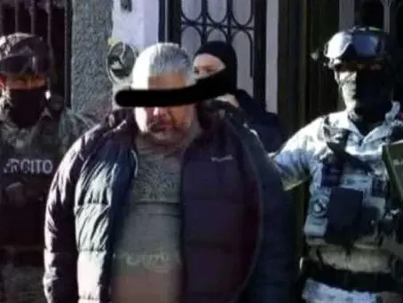 Durante la madrugada del martes en Zacapu, Michoacán, fuerzas del Ejército y la Guardia Nacional capturaron a un presunto líder del CJNG, lo que desencadenó casi dos horas de intensos enfrentamientos. Durante el operativo, el grupo respondió con disparos e incendios de vehículos, dejando tres policías municipales heridos.