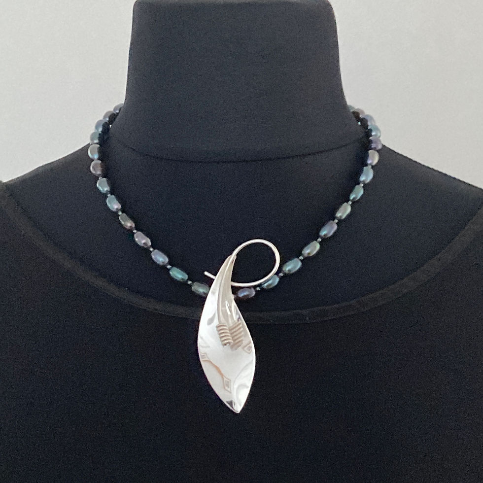 Midcenturymodernised. Leaf necklace