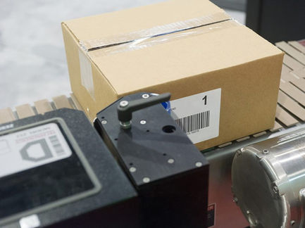 Labeler applying label on corrugate box