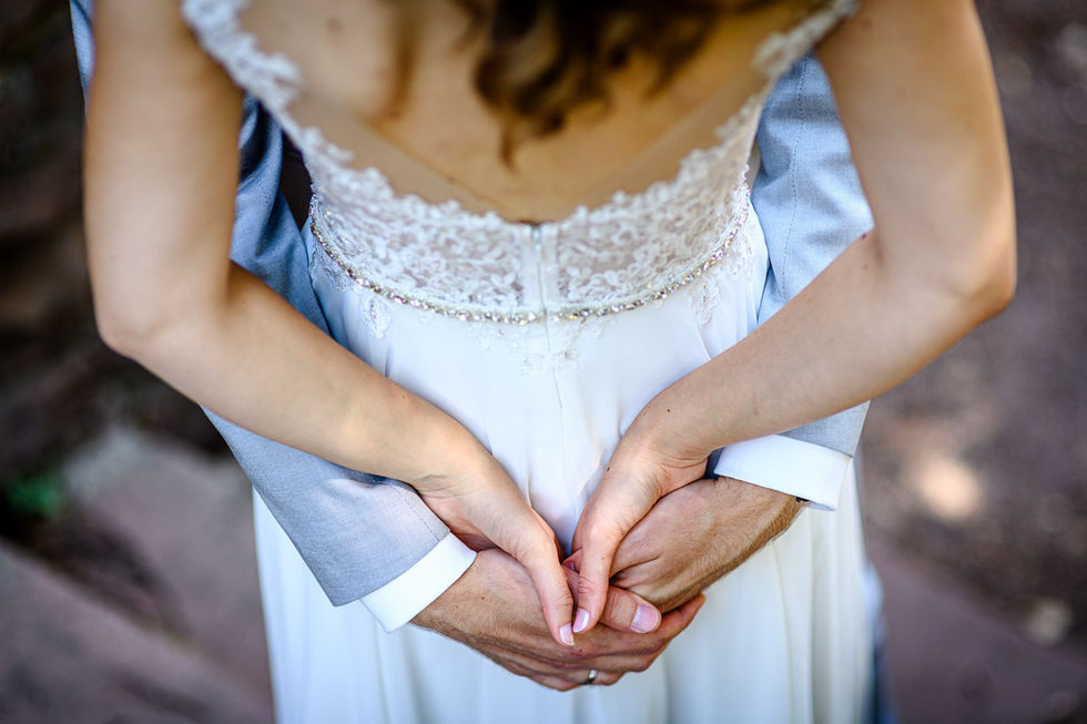 Brautpaar hält sich an den Haenden.