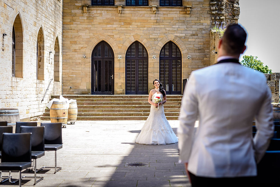 Ungestellte Hochzeitsfotos und magische Momente - das Hochzeitsbild wurde von Hochzeitsfotograf Roger Rachel Photography in der Hochzeitslocation Hambacher Schloss in der Pfalz erstellt.