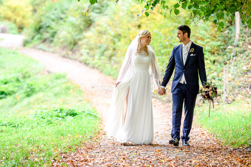 roger-rachel-photography-hochzeit-glueckliches-brautpaar-restaurant-wolfsbrunnen-schlierbach-hochzeitsfotograf-pfalz-mannheim-heidelberg