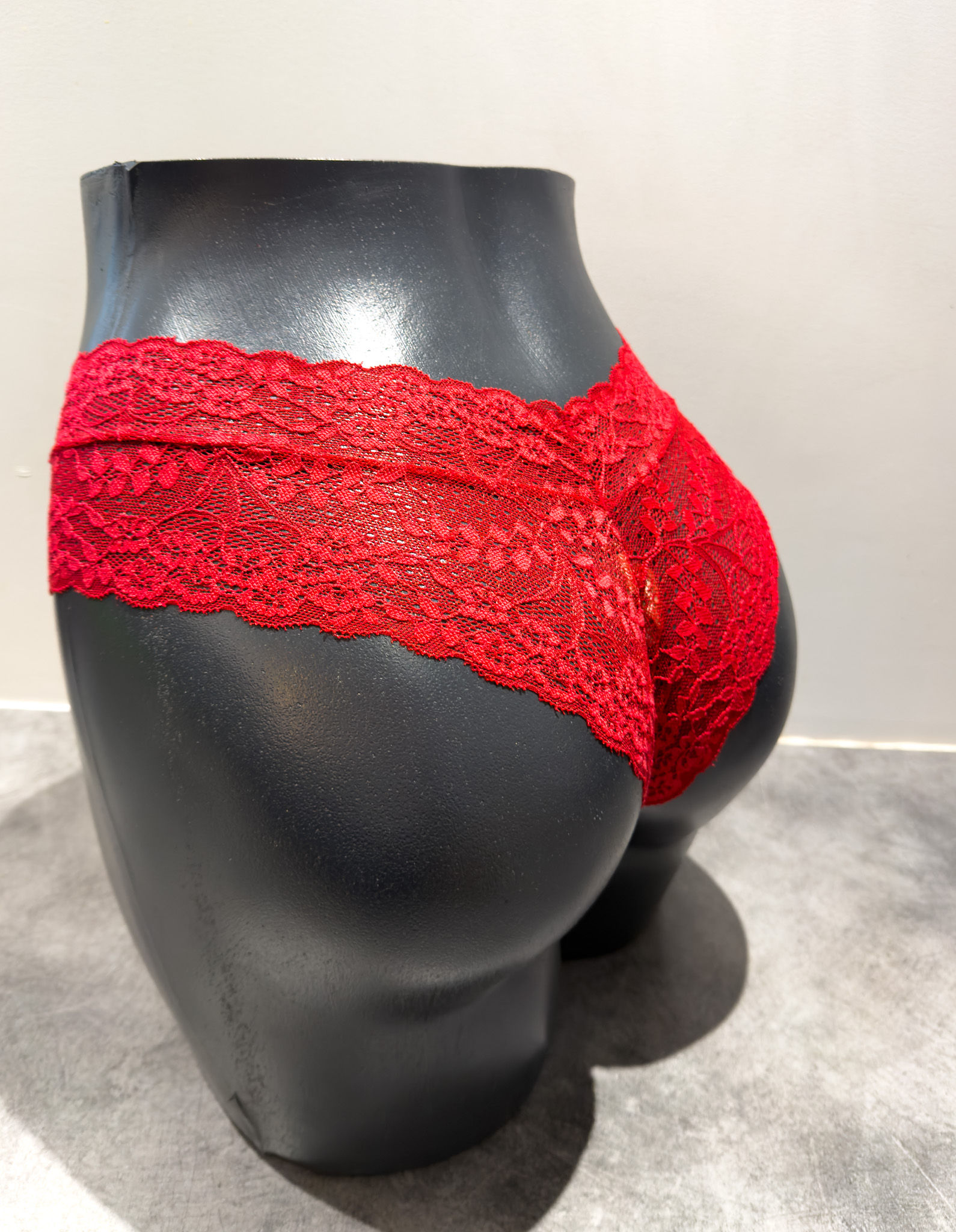 Shorty en dentelle rouge - Motif floral