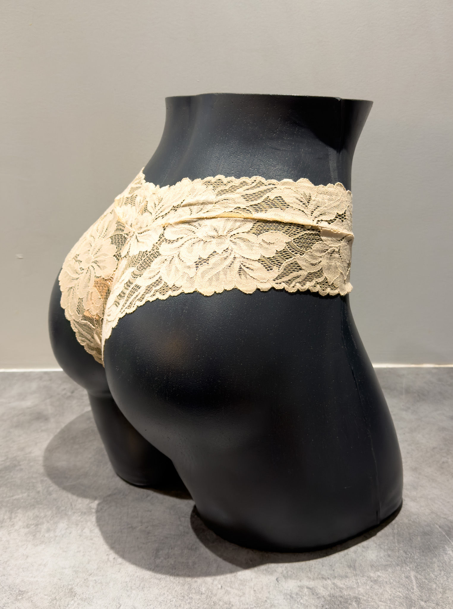 SHORTY en dentelle beige - Motif grandes fleurs.