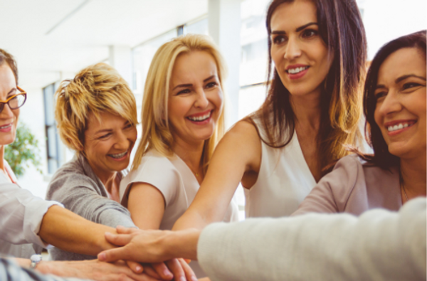 Glückliche Frauen in Gemeinschaft