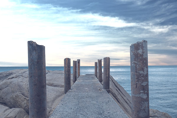 Bild Am Meer mit Pfeilern