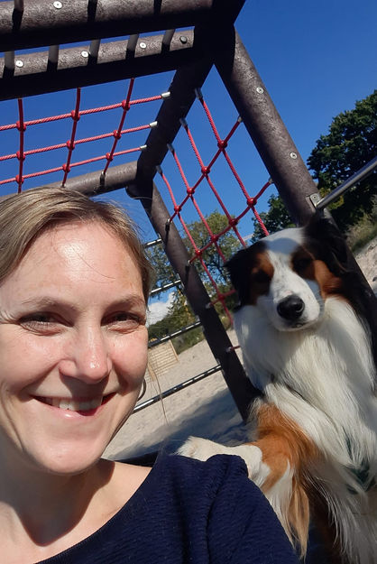 LRS Trainerin Anika Kaun mit Hund Cosmo am Meer