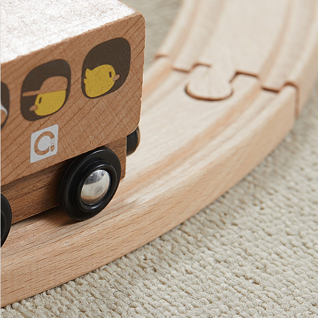 Design d'un petit train en bois premier âge pour la marque Asweets par le design Yannick Bourgoing / BY Design studio.