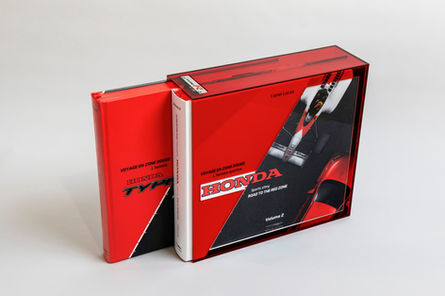 Design d'un double coffret Honda Voyage en zone rouge, en plexiglass avec plaque effet aluminium pour numéro de série.