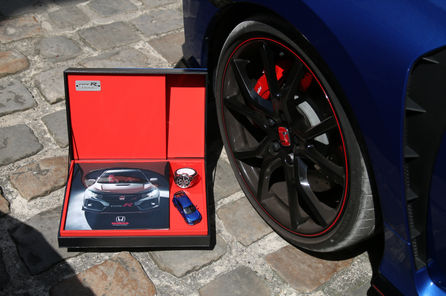 Design d'un coffret collector Honda Voyage en zone rouge, beau livre d'exception.