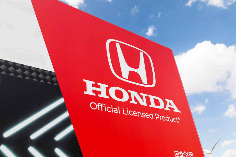Design de display xxl évènementiel pour la Honda Civic Type R 2022 avec Honda France et Red Runner, conception, mise en plan et design graphique par BY Design studio, Honda official licensed product.