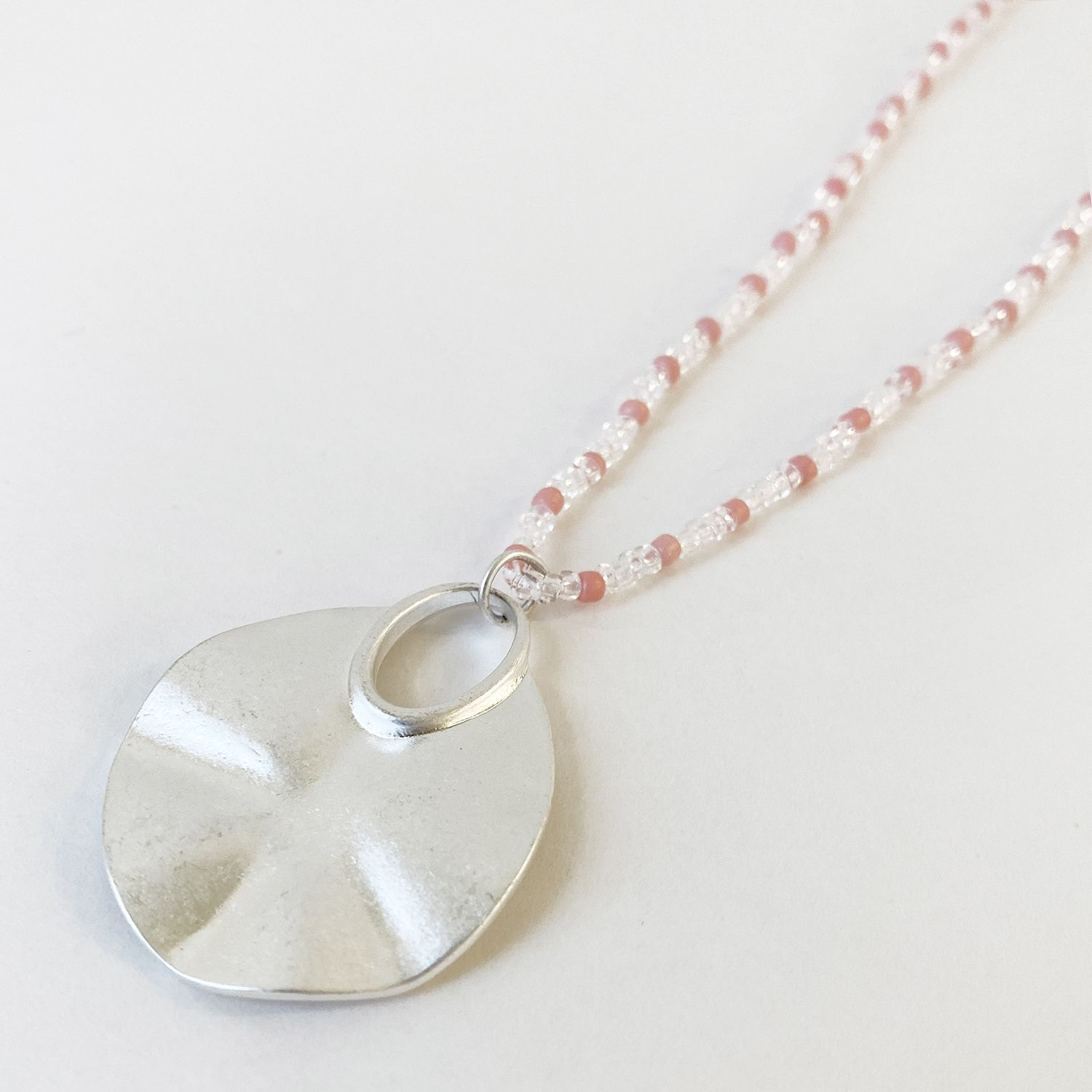 Collier long Caracol, billes de verre, pendentif goutte, rose/argent, 1563-LTP-S