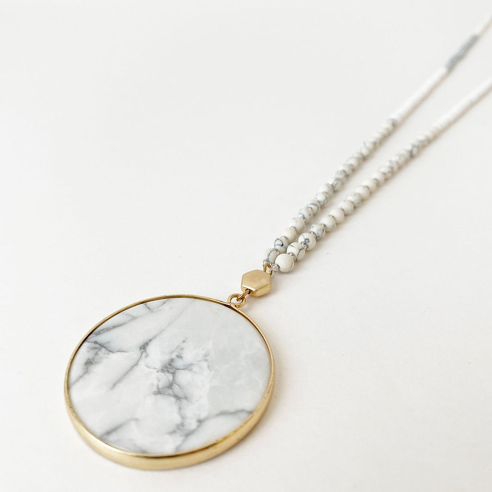 Collier long Caracol, billes et pierres naturelles, blanc/or, 1559-MXW-G