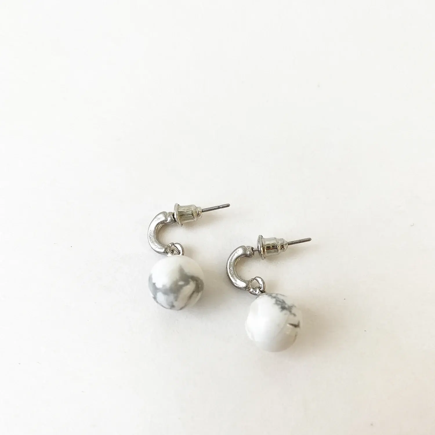 Boucles d'oreilles Caracol, pierre naturelle sur tige, argent et blanc, 2533-MXW