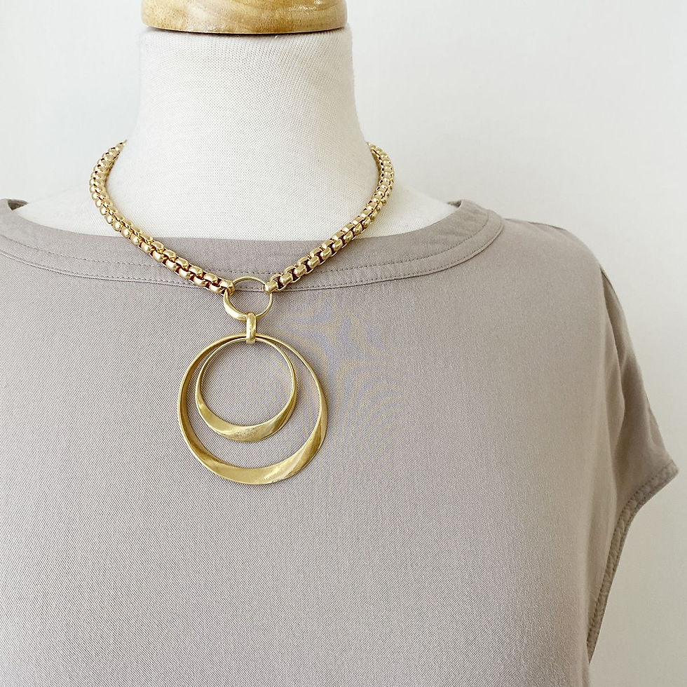 Miniature : Collier long Caracol, Pendentif métallique sur chaîne à maillons, Or, 1445-GLD