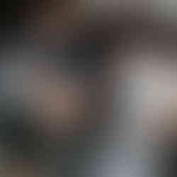 Séance photo famille à Paris. Famille qui rigole et s'amuse sur le canapé pendant un shooting photo.