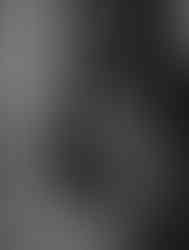 Séance grossesse Paris. Photographie noir et blanc d'un couple qui attend un bébé.