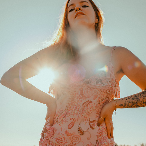Séance photo portrait femme au coucher du soleil.