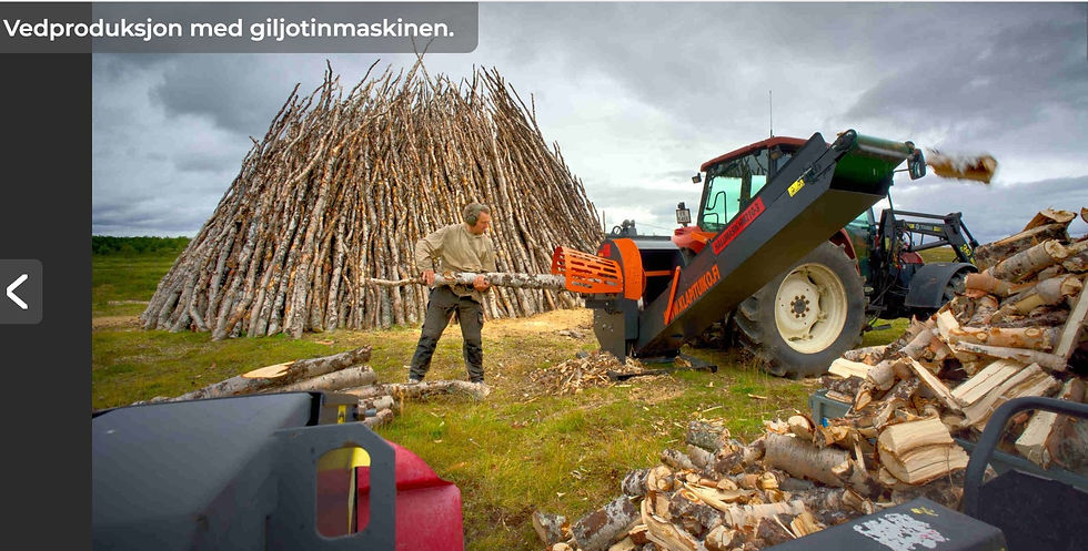 Bjørkeved, mann og traktor. Kløyving av ved.