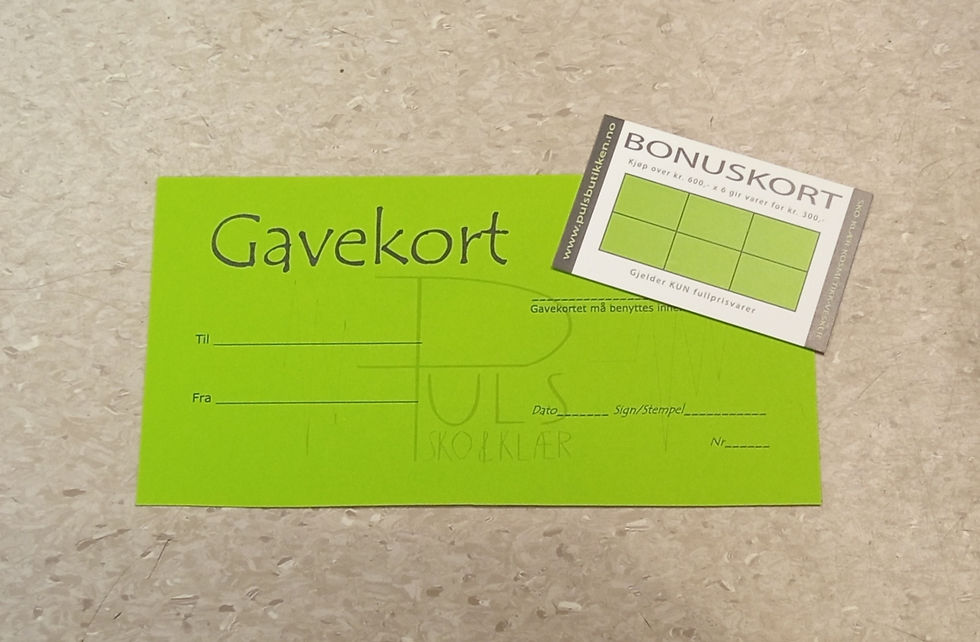 To grønne kort med skrift og stempel.